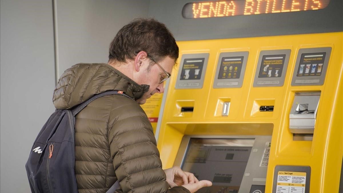 Un usuario compra un billete de transporte en la estación de Ferrocarrils de la Generalitat en Sant Cugat del Vallès. Un usuario compra un billete de transporte en la estación de Ferrocarrils de la Generalitat en Sant Cugat del Vallès.