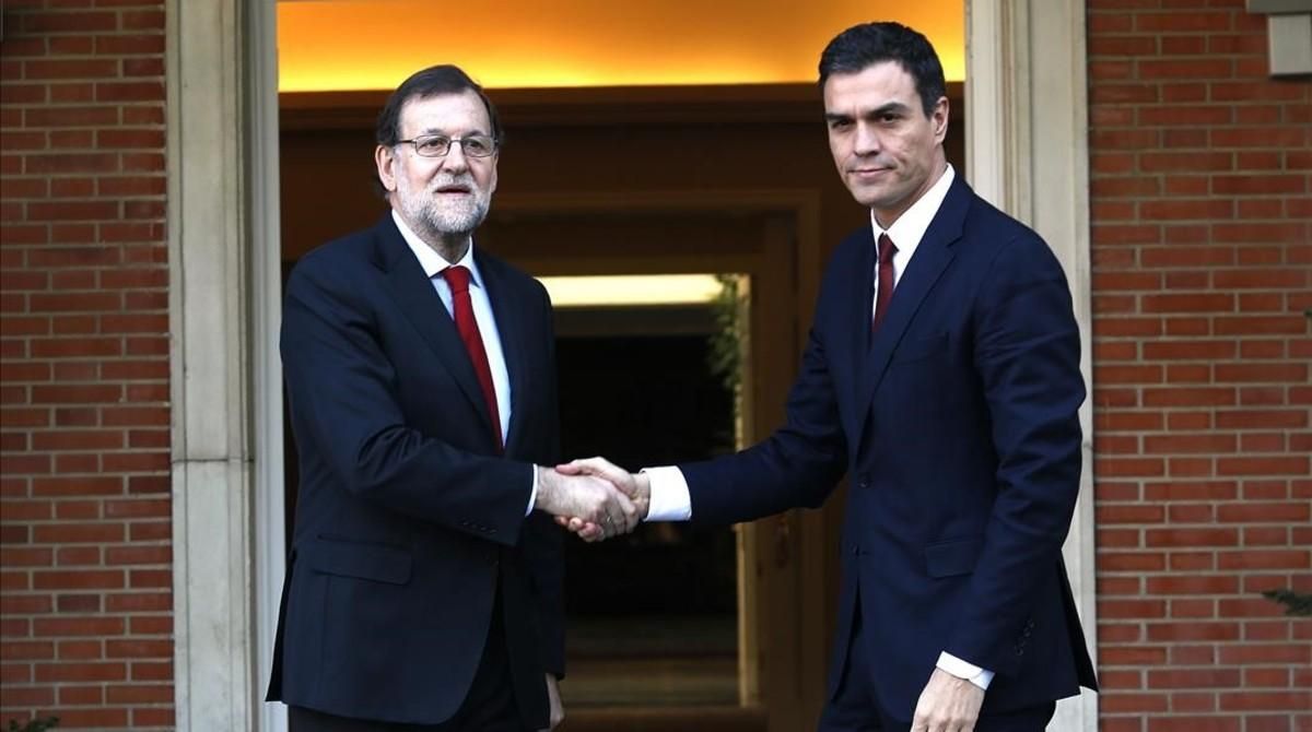 Rajoy y Sánchez, el pasado 23 de diciembre en la Moncloa. Rajoy y Sánchez, el pasado 23 de diciembre en la Moncloa.