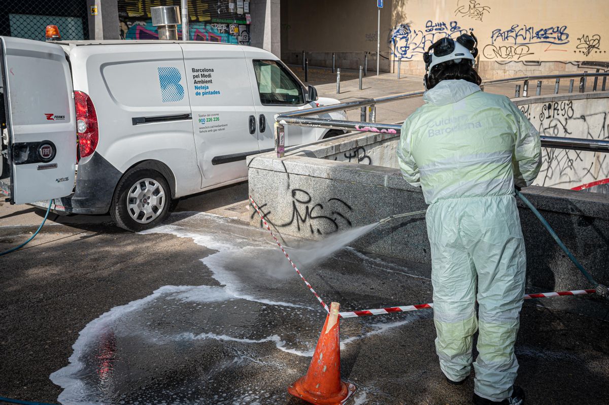 Un operario limpia unas pintadas en la plaza de Castella, en el barrio del Raval de Barcelona. Un operario limpia unas pintadas en la plaza de Castella, en el barrio del Raval de Barcelona.