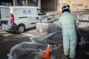 Un operario limpia unas pintadas en la plaza de Castella, en el barrio del Raval de Barcelona. 