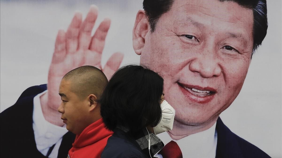 Una valla publicitaria con la foto del líder chino Xi Jinping en Pekín. Una valla publicitaria con la foto del líder chino Xi Jinping en Pekín.