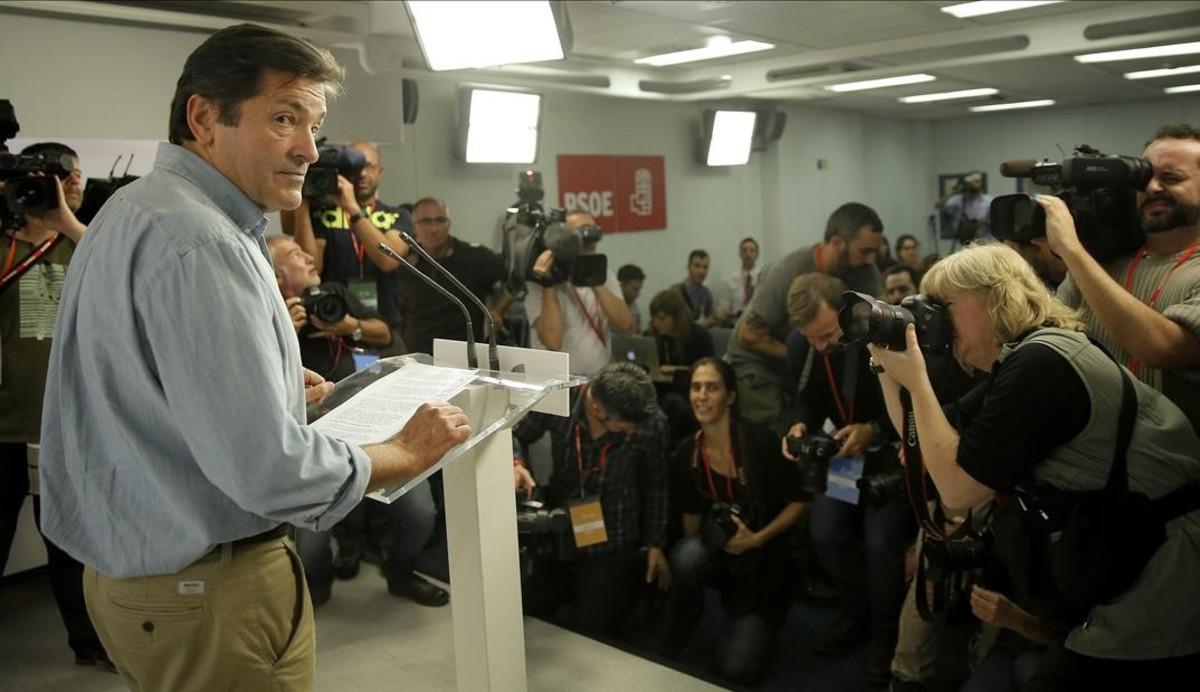 El presidente de la gestora del PSOE, Javier Fernández, en la rueda de prensa tras el comité federal del pasado sábado.
