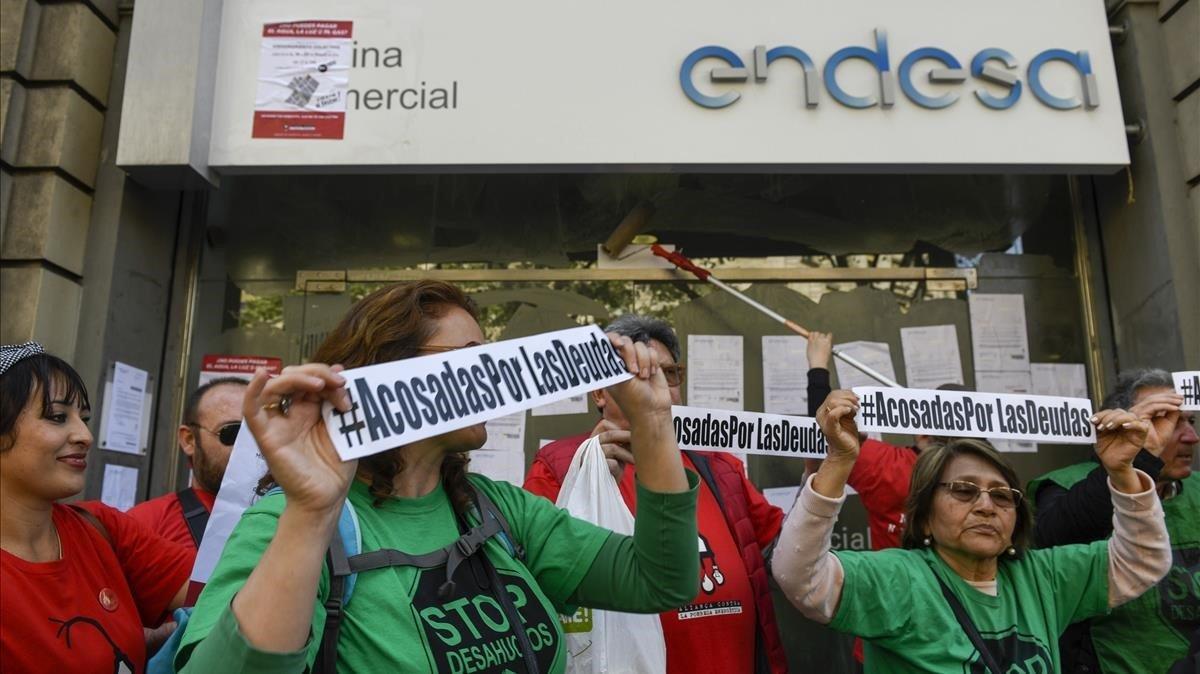 Acción de la Aliança contra la Pobresa Energètica frente a una oficina de Endesa en Barcelona, en abril del 2018.