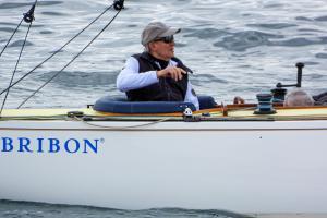 El rey Juan Carlos a bordo del Bribón, en el Real Club Náutico de Sanxenxo.