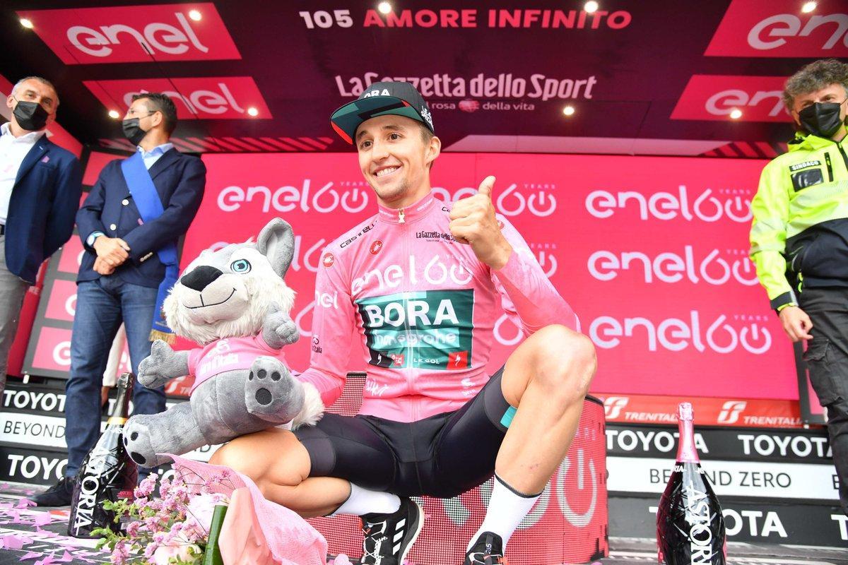 Jai Hindley, en el podio, tras situarse el primero de la general del Giro en la cima de la Marmolada.