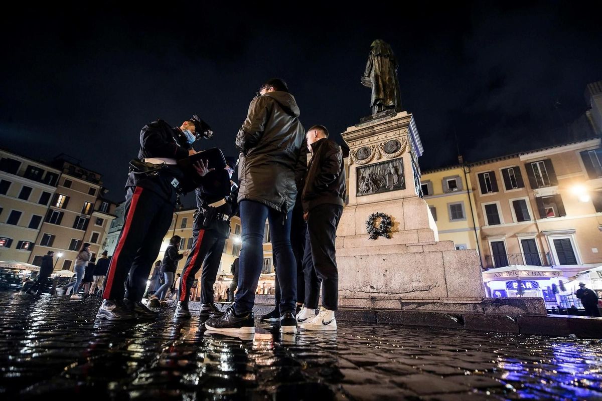 Rome (Italy), 26/11/2021.- Italian Carabinieri perform checks during the nightlife in Campo de’ Fiori square in Rome, 26 November 2021. (Italia, Roma) EFE/EPA/ANGELO CARCONI Rome (Italy), 26/11/2021.- Italian Carabinieri perform checks during the nightlife in Campo de’ Fiori square in Rome, 26 November 2021. (Italia, Roma) EFE/EPA/ANGELO CARCONI