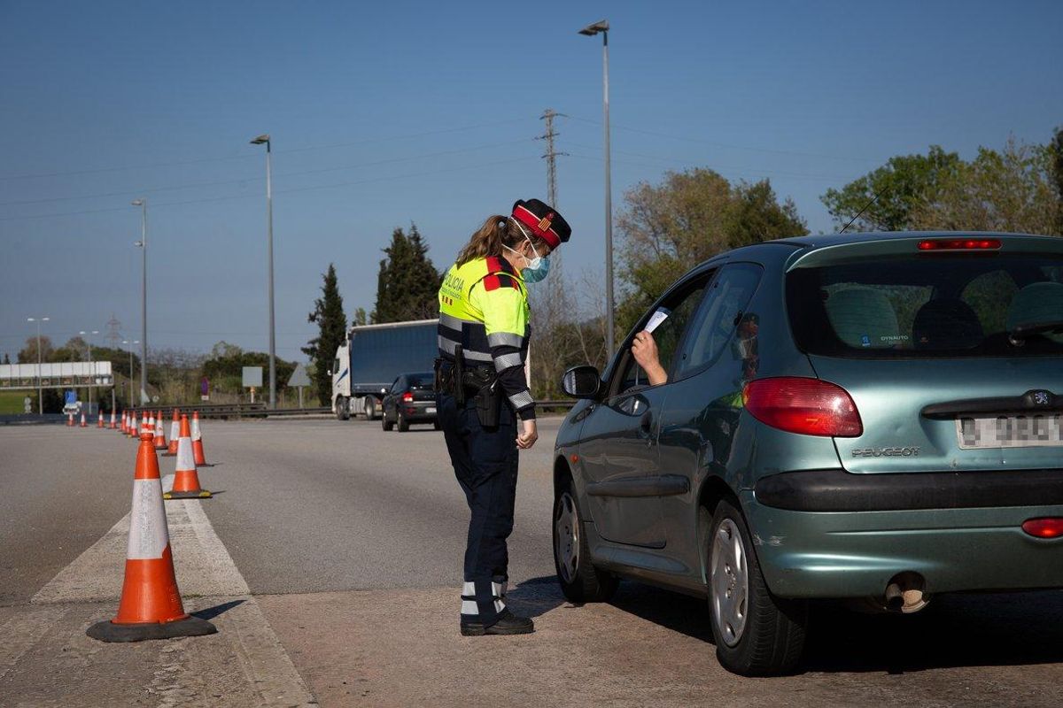 Una agente de los Mossos, en un control de movilidad en La Roca del Vallés. Una agente de los Mossos, en un control de movilidad en La Roca del Vallés.