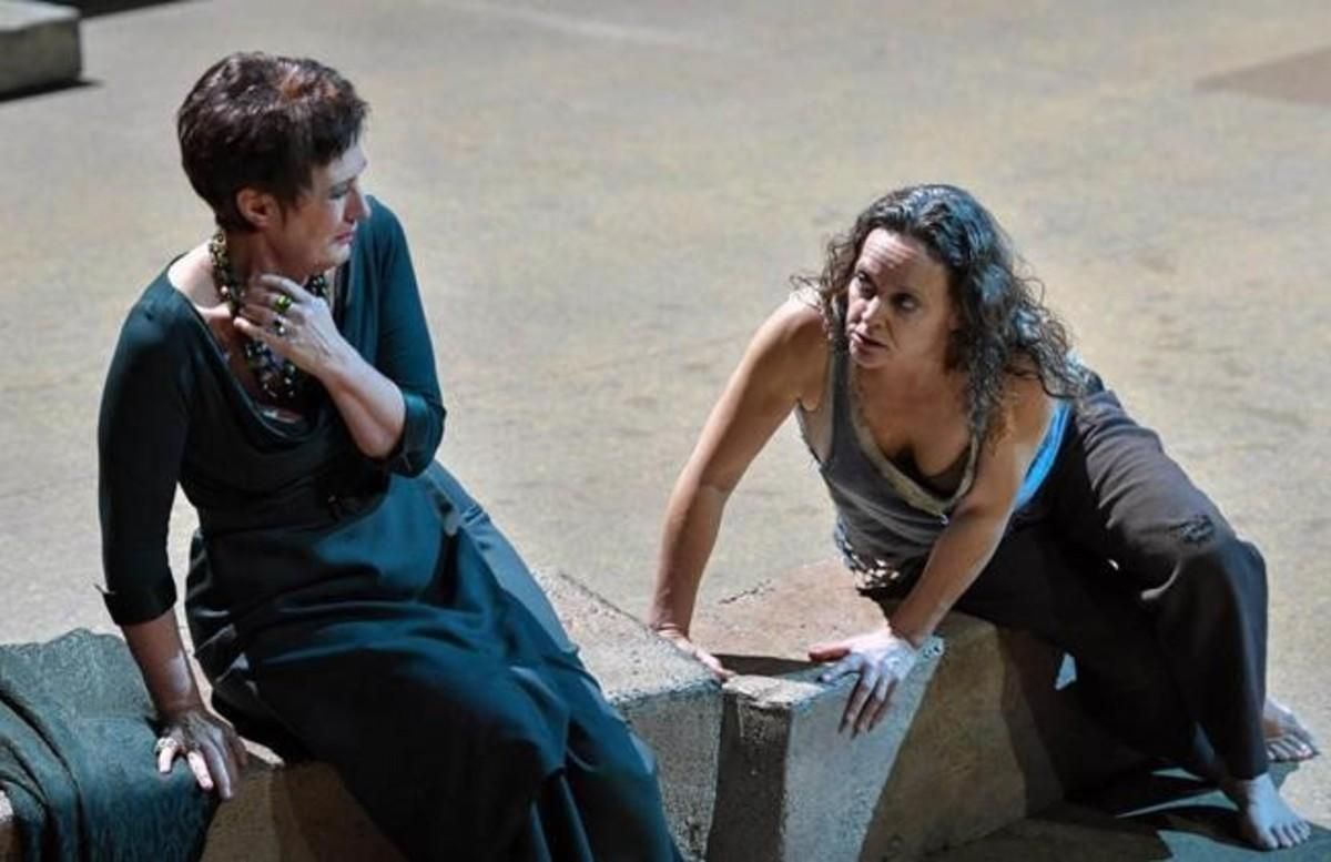 Waltraud Meier (Klytämnestra) y Evelyn Herlitzius (Elektra), en la ópera ’Elektra’, de Richard Strauss, representada en el Liceu. Waltraud Meier (Klytämnestra) y Evelyn Herlitzius (Elektra), en la ópera ’Elektra’, de Richard Strauss, representada en el Liceu.