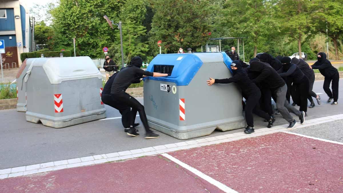Unos jóvenes montan una barricada con contenedores en los accesos de la UAB, en Bellaterra, durante la jornada de huelga del 12 de mayo. Unos jóvenes montan una barricada con contenedores en los accesos de la UAB, en Bellaterra, durante la jornada de huelga del 12 de mayo.