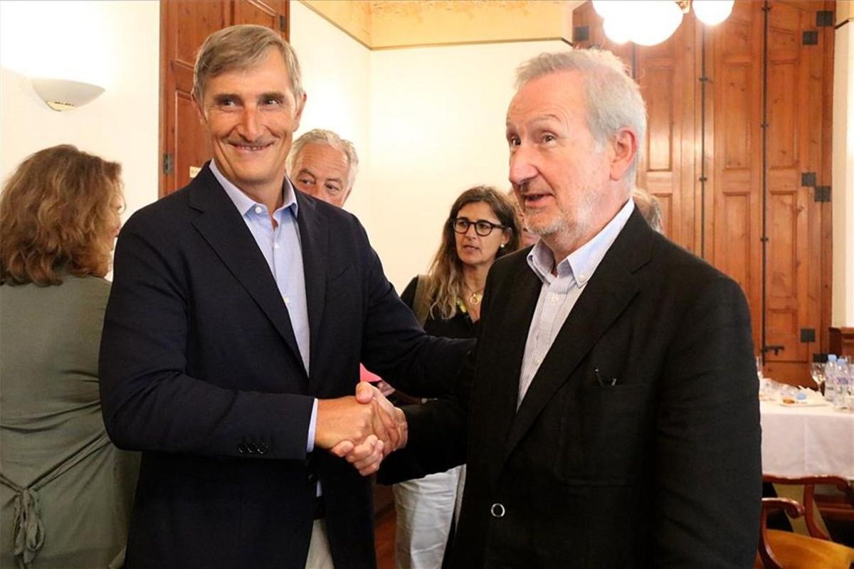 Javier Pagès, nuevo presidente de la DO Cava, saluda a Pere Bonet, el presidente saliente. Javier Pagès, nuevo presidente de la DO Cava, saluda a Pere Bonet, el presidente saliente.