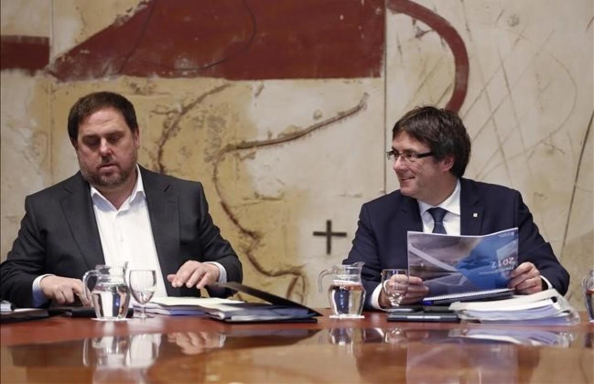 Orio Junqueras y Carles Puigdemont, con el proyecto de ley de presupuestos de la Generalitat para el 2017. Orio Junqueras y Carles Puigdemont, con el proyecto de ley de presupuestos de la Generalitat para el 2017.
