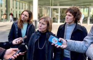 La abogada Laia Serra atiende a los periodistas.