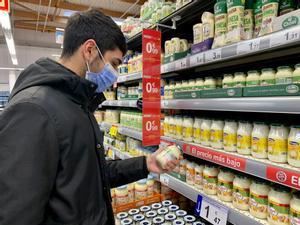 Imagen de un joven comprando en un supermercado Carrefour, en Valencia.