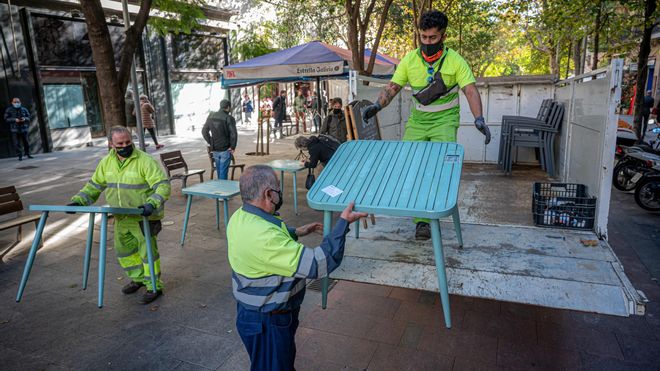 Retirada de mesas colocadas de forma ilegal en la calle de Enric Granados de Barcelona
