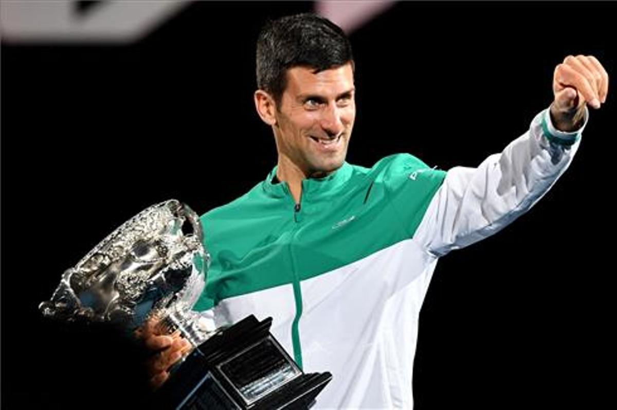 Djokovic, con su trofeo de campeón de Australia. 