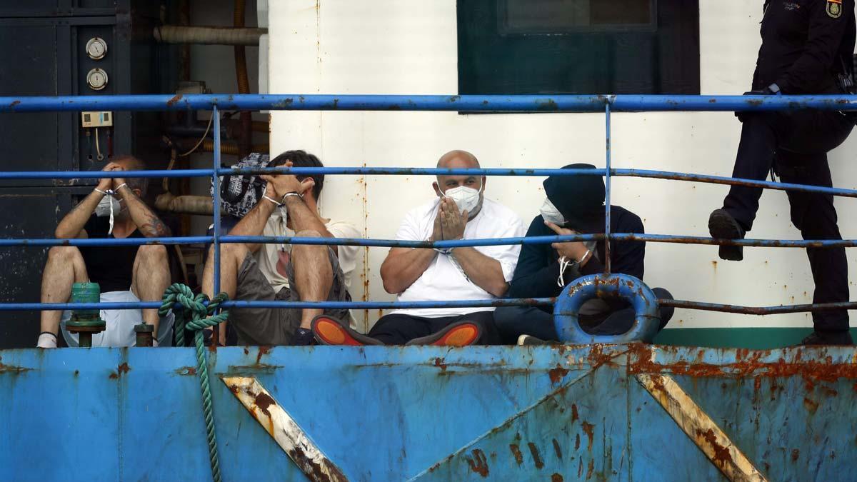 Cinco detenidos en un pesquero con droga apresado al sur de Canarias.