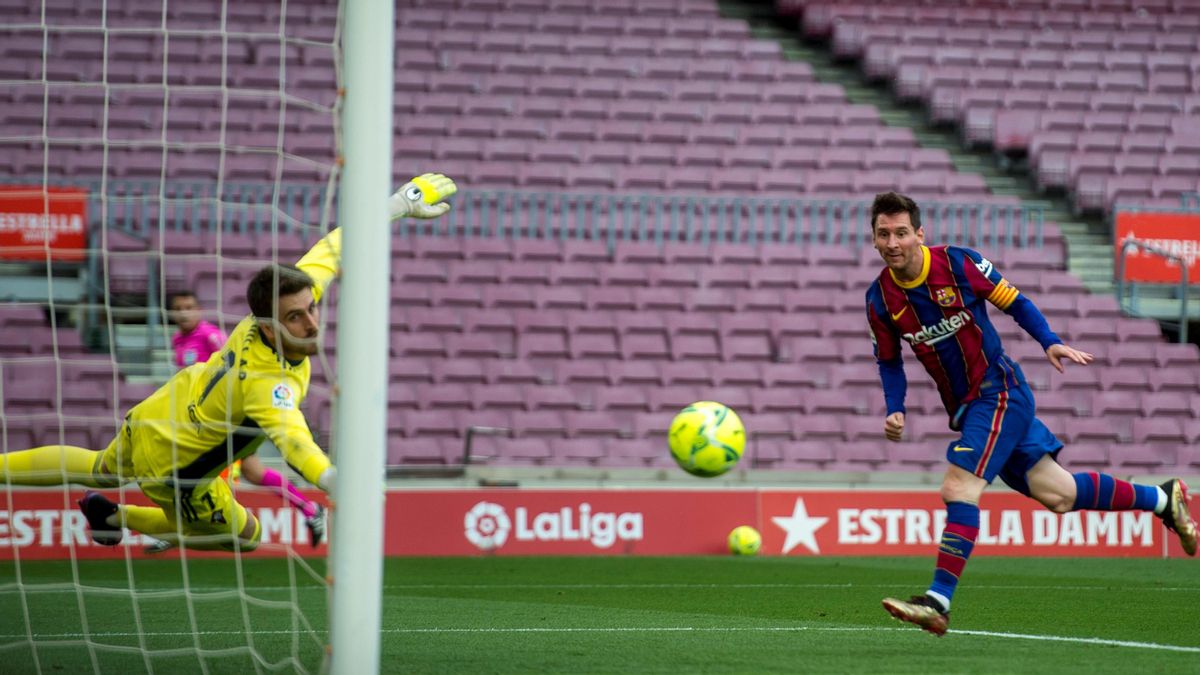 Messi cabecea al fondo de la red frente al Celta el pasado domingo. Messi cabecea al fondo de la red frente al Celta el pasado domingo.