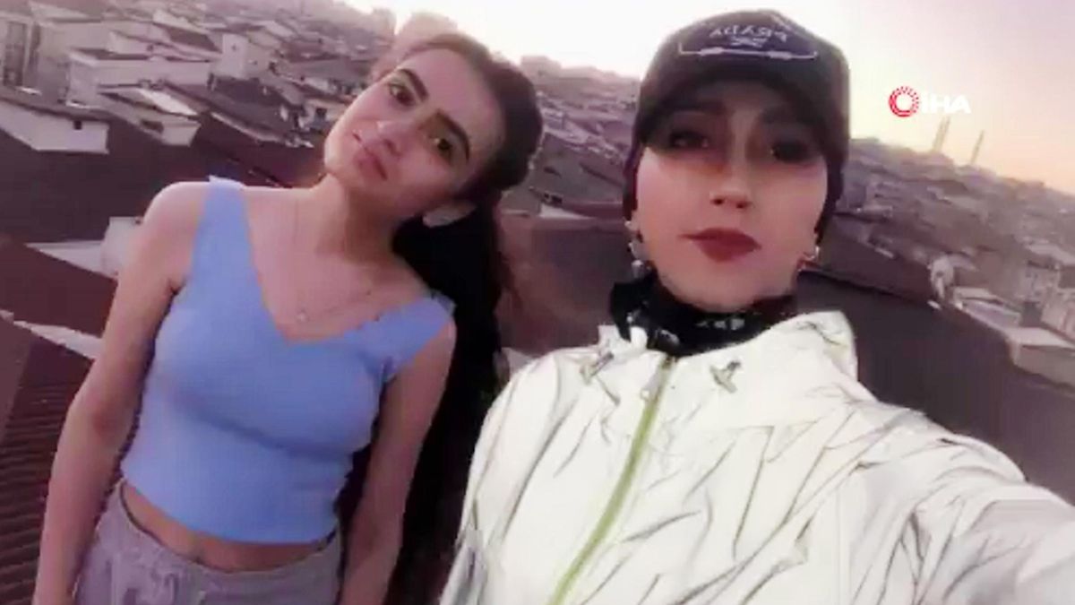 La tiktoker Kubra Dogan se hace un selfi con su prima Helen momentos antes de perder la vida. La tiktoker Kubra Dogan se hace un selfi con su prima Helen momentos antes de perder la vida.