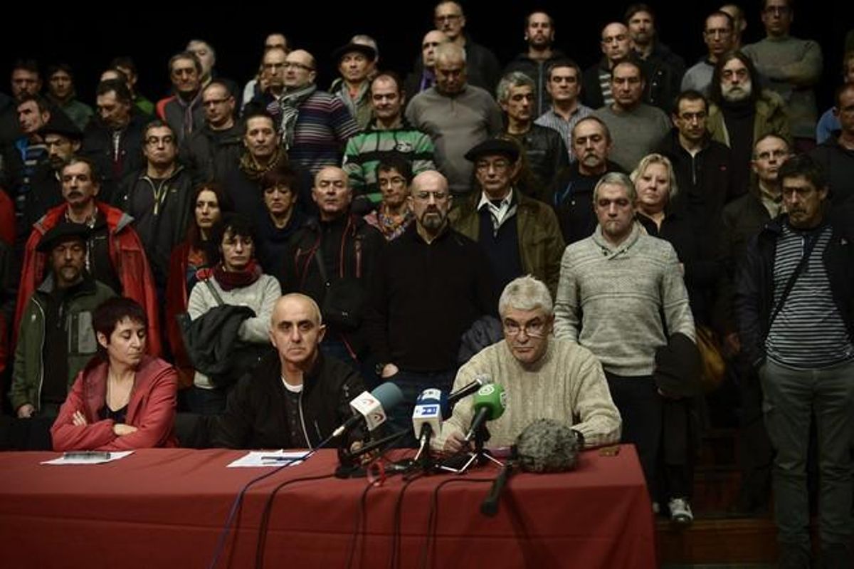 Arantza Garballo, Estanis Etxeguren y Antxon Lopez, en el acto de Durango. Arantza Garballo, Estanis Etxeguren y Antxon Lopez, en el acto de Durango.