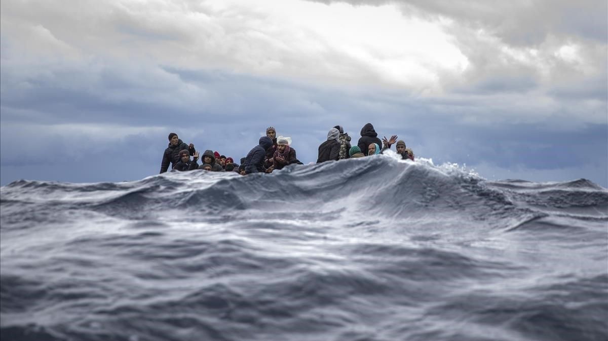 El grupo de migrantes rescatados por la oenegé Open Arms en el Mediterráneo Central. El grupo de migrantes rescatados por la oenegé Open Arms en el Mediterráneo Central.