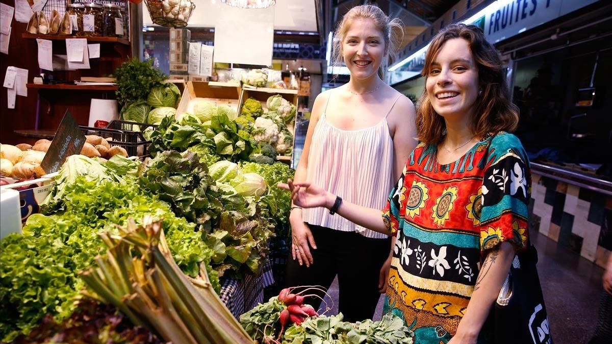 Las vegetarianas Patricia y Teresa, en el mercado. Las vegetarianas Patricia y Teresa, en el mercado.