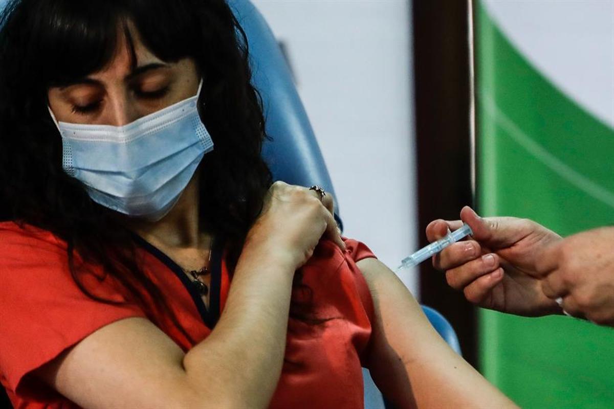 Una mujer argentina es vacunada en un hospital de Avellaneda.