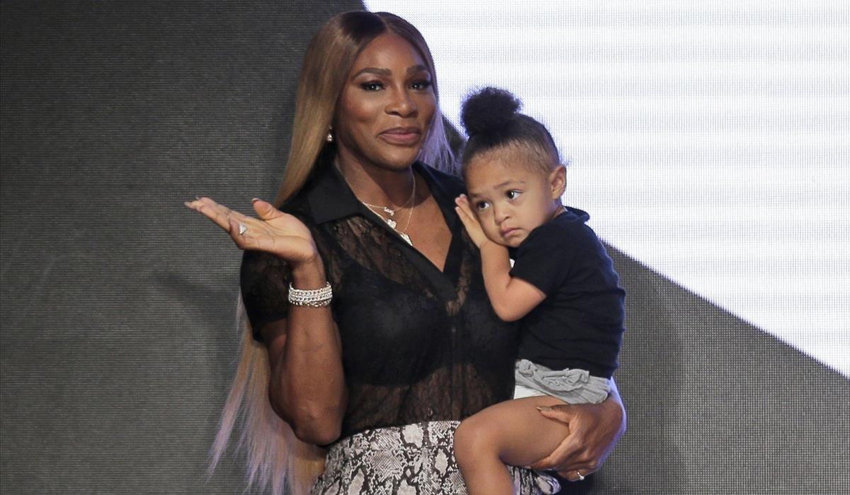 Serena Williams, con su hija Olympia, en saluda desde un palco de Flushing Meadows, en el pasado Abierto de EEUU.