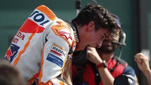 Un eufórico Marc Márquez (Honda) celebra la victoria en Misano. 