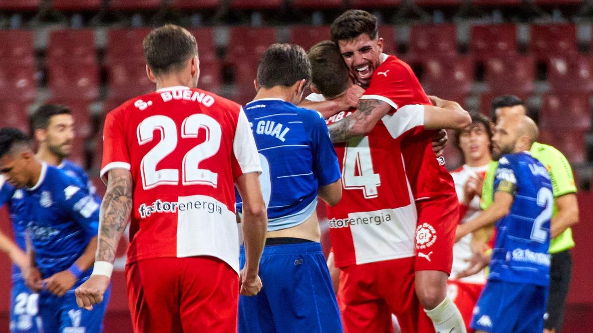 Los jugadores del Girona celebran el triunfo ante el Alcorcón que les asegura la plaza de play-off de ascenso. Los jugadores del Girona celebran el triunfo ante el Alcorcón que les asegura la plaza de play-off de ascenso.