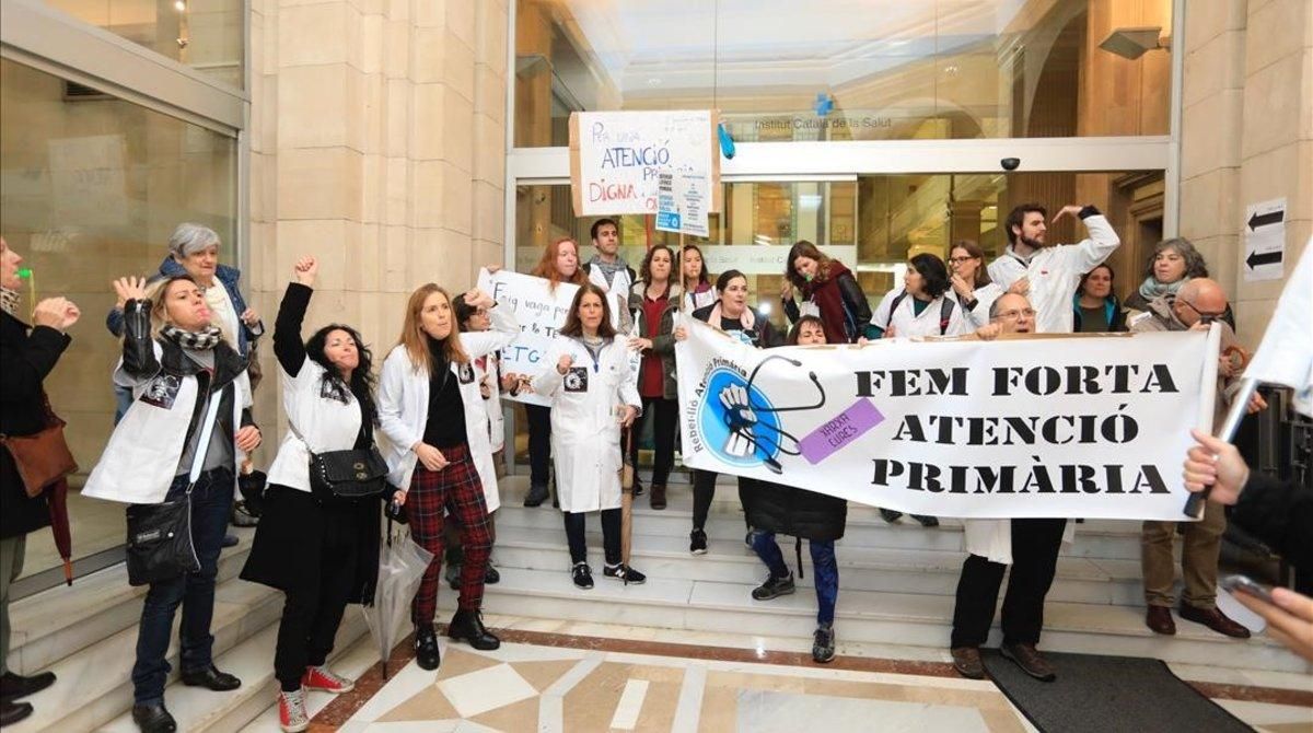 Protesta de médicos de atención primaria en la sede del ICS. Protesta de médicos de atención primaria en la sede del ICS.