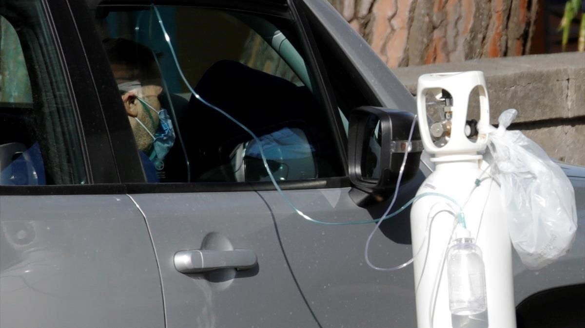 Un paciente recibe oxígeno en su coche mientras espera a ser atendido en Nápoles. Un paciente recibe oxígeno en su coche mientras espera a ser atendido en Nápoles.