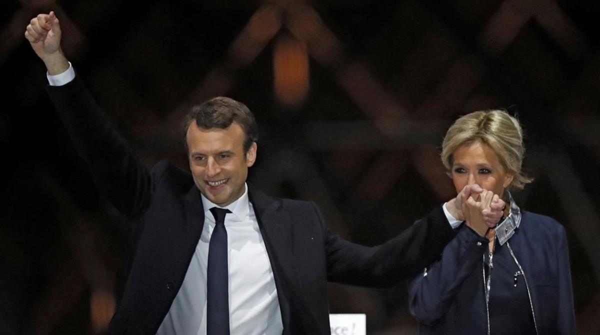 Macron celebra su victoria junto a su mujer Brigitte Trogneux.