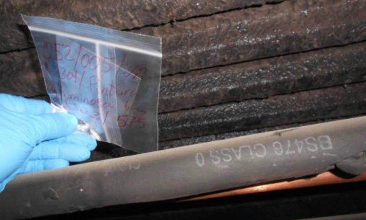 La mano de un analista recoge pintura bituminosa fabricada a base de amianto en un bastidor de un vagón del Metro de Madrid. La foto es de una de las circulares de la empresa.
