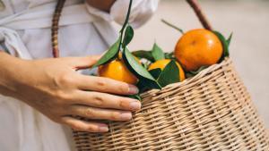 Una cesta con mandarinas.