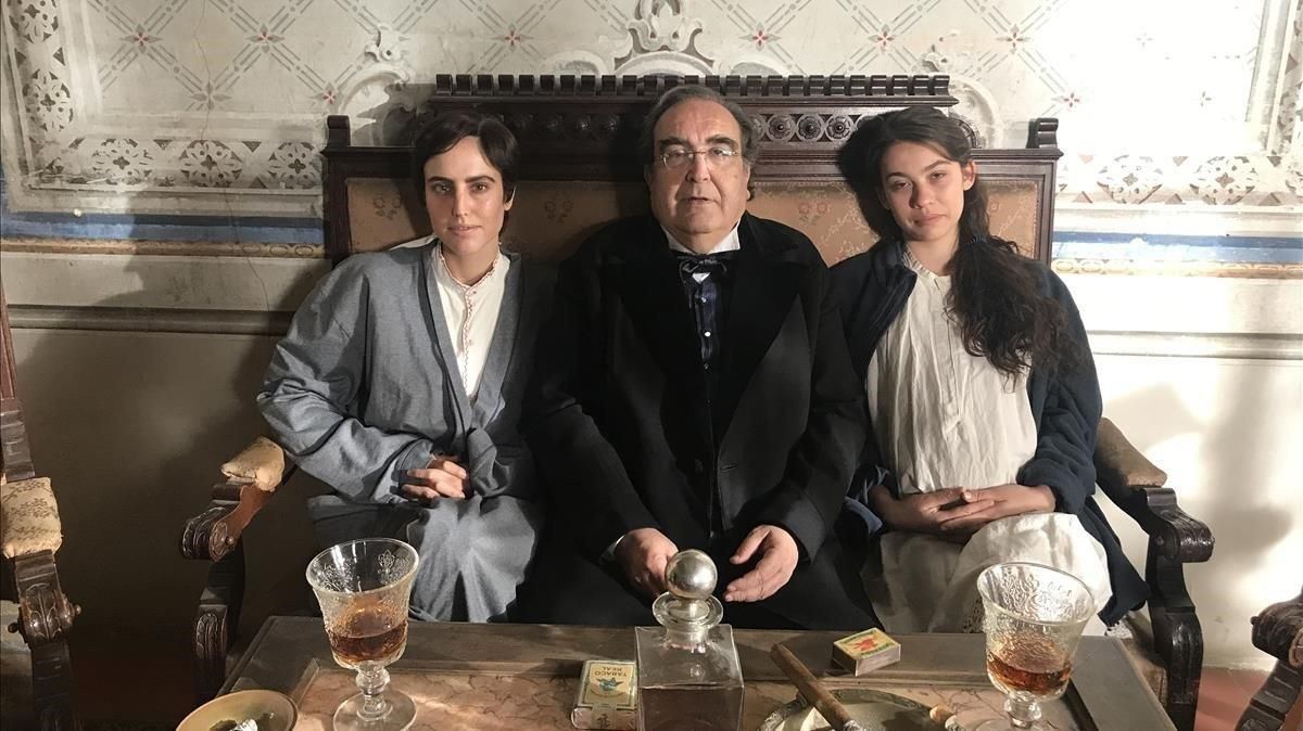 Ramón de España, caracterizado de burgués de principios del siglo XX, entre las actrices Natalia de Molina (izquierda) y Greta Fernández, durante el rodaje de la película de Isabel Coixet. Ramón de España, caracterizado de burgués de principios del siglo XX, entre las actrices Natalia de Molina (izquierda) y Greta Fernández, durante el rodaje de la película de Isabel Coixet.