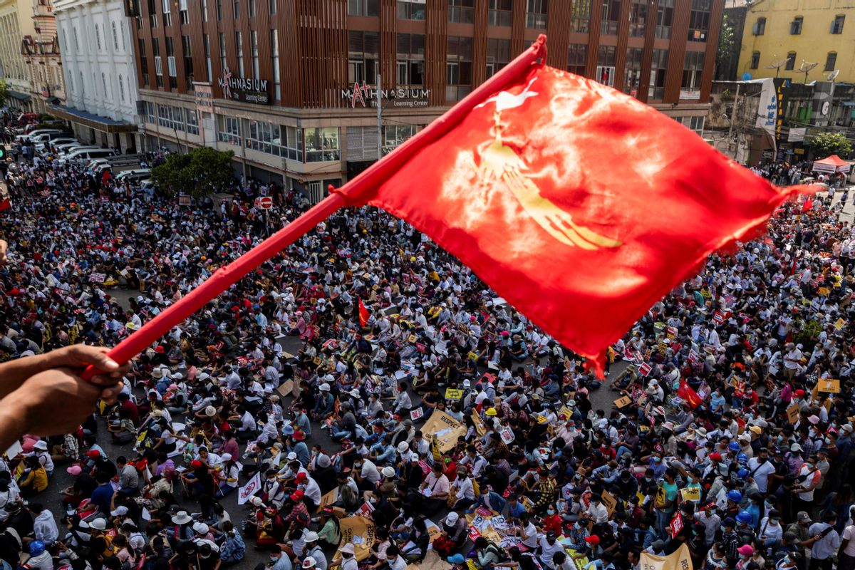 Decenas de miles de personas se manifiestan contra el golpe de Estado de Birmania, este miércoles en Yangón. Decenas de miles de personas se manifiestan contra el golpe de Estado de Birmania, este miércoles en Yangón.