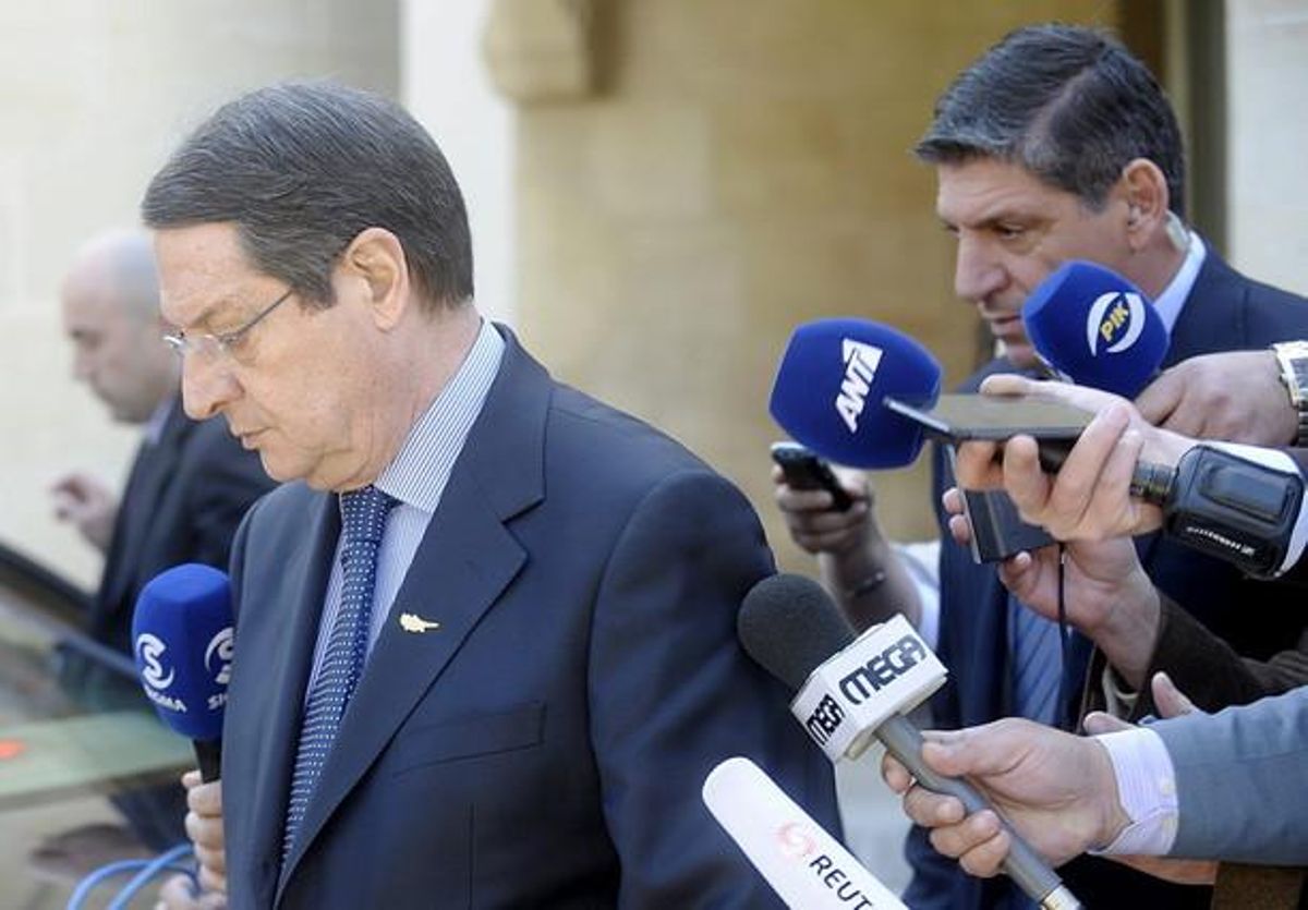 El presidente chipriota Nicos Anastasiades abandona el Palacio Presidencial tras el Consejo de Ministros en Nicosia de ayer sin atender a la prensa. El presidente chipriota Nicos Anastasiades abandona el Palacio Presidencial tras el Consejo de Ministros en Nicosia de ayer sin atender a la prensa.