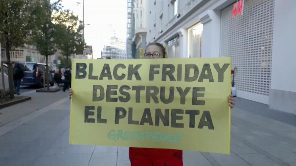 Protesta de Greenpeace contra el Black Friday en Madrid.