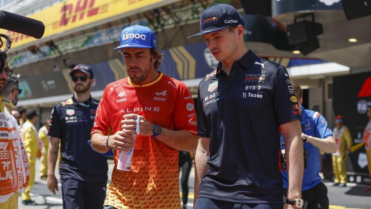 Fernando Alonso junto a Max Verstappen, en Barcelona.