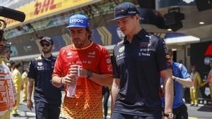 Fernando Alonso junto a Max Verstappen, en Barcelona.