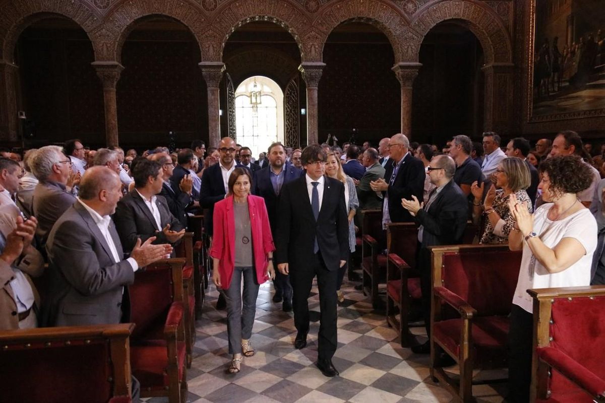 Los presidentes de la Generalitat, Carles Puigdemont, y del Parlament, Carme Forcadell, en el acto municipalista a favor del referéndum, en el paraninfo de la Universitat de Barcelona. Los presidentes de la Generalitat, Carles Puigdemont, y del Parlament, Carme Forcadell, en el acto municipalista a favor del referéndum, en el paraninfo de la Universitat de Barcelona.