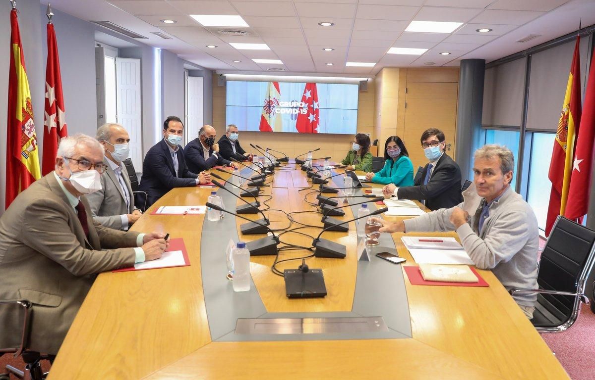 Los ministros de Sanidad y Política Territorial, Salvador Illa y Carolina Darias, con el vicepresidente y consejero de Sanidad de Madrid, Ignacio Aguado y Enrique Ruiz Escudero, este 24 de septiembre en la segunda reunión del Grupo Covid-19. Los ministros de Sanidad y Política Territorial, Salvador Illa y Carolina Darias, con el vicepresidente y consejero de Sanidad de Madrid, Ignacio Aguado y Enrique Ruiz Escudero, este 24 de septiembre en la segunda reunión del Grupo Covid-19.