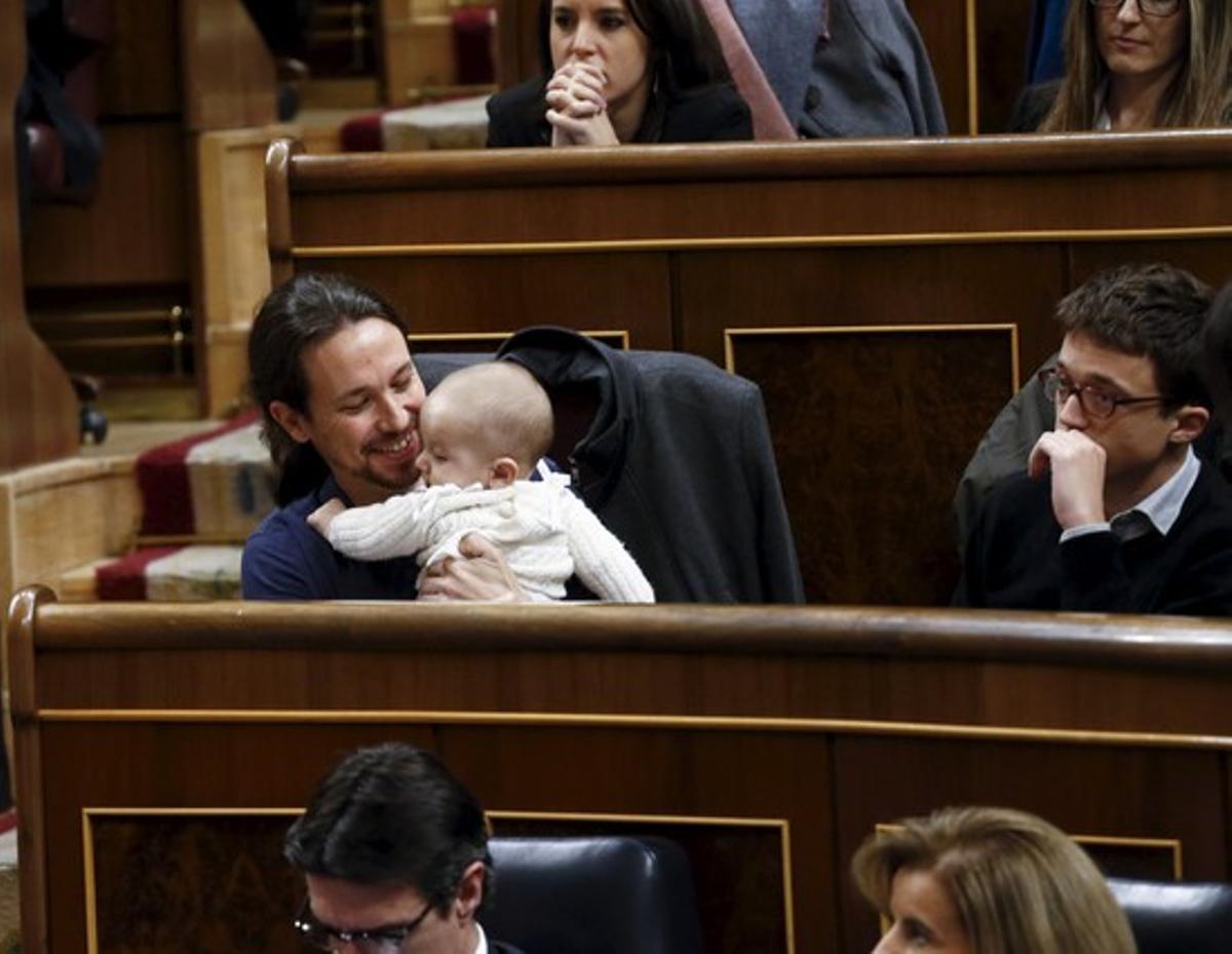 Pablo Iglesias coge en brazos al hijo de Carolina Bescansa, este miércoles en el Congreso.