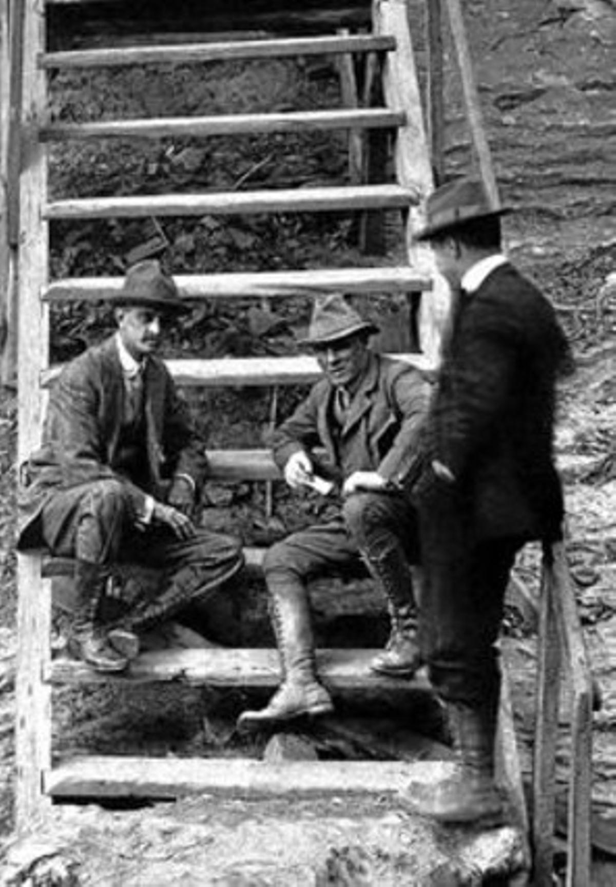 Frederick Stark Pearson, a la izquierda, en una de sus estancias en Tremp, en 1914.