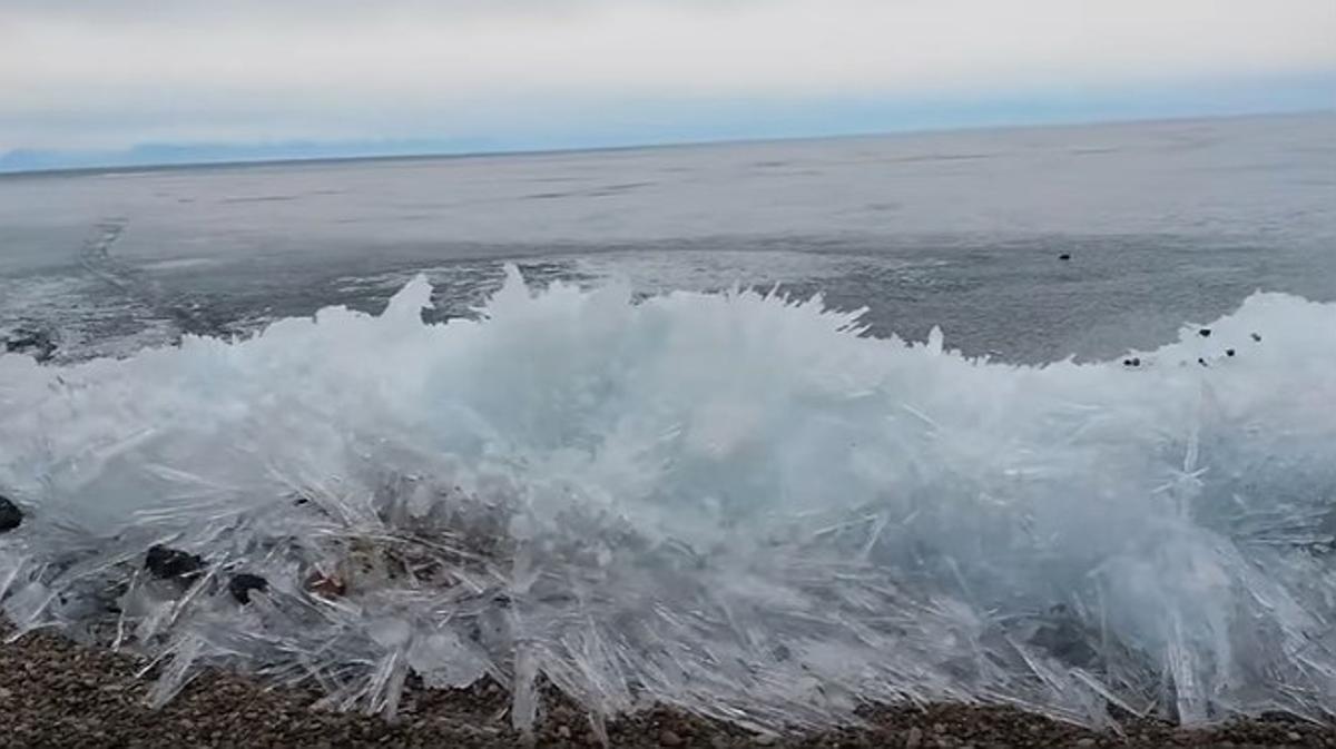 Un vídeo grabado en el lago de Baikal (Rusia) capta el raro fenómeno de un ivu.