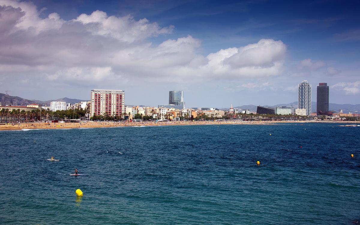 La línea de boyas que delimita la zona balizada para bañistas en la costa de la capital catalana.