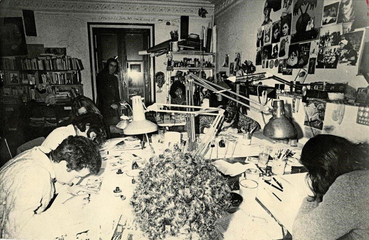 Fotografía del libro de memorias de Nazario en la que se ve el estudio del piso de la calle Comerç, en 1973, en la que aparecen Mariscal, Rosa Ricart, Miguel Farriol, Pepichek, Nazario y el primo de Montesol.  