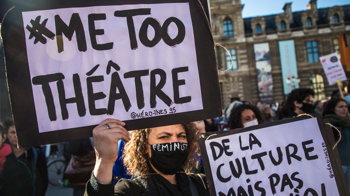 Una manifestante sostiene un cartel con el texto #MeTooTheatre durante una manifestación frente al Ministerio de Cultura y la ’Comedie Francaise’ en París. Una manifestante sostiene un cartel con el texto #MeTooTheatre durante una manifestación frente al Ministerio de Cultura y la ’Comedie Francaise’ en París.