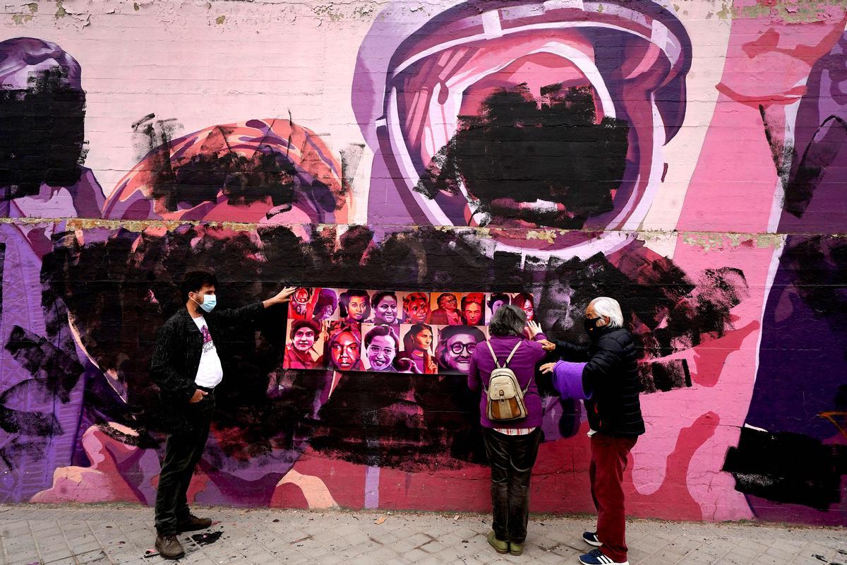 El muro feminista del barrio de Ciudad Lineal ha aparecido pintado esta noche de negro.
