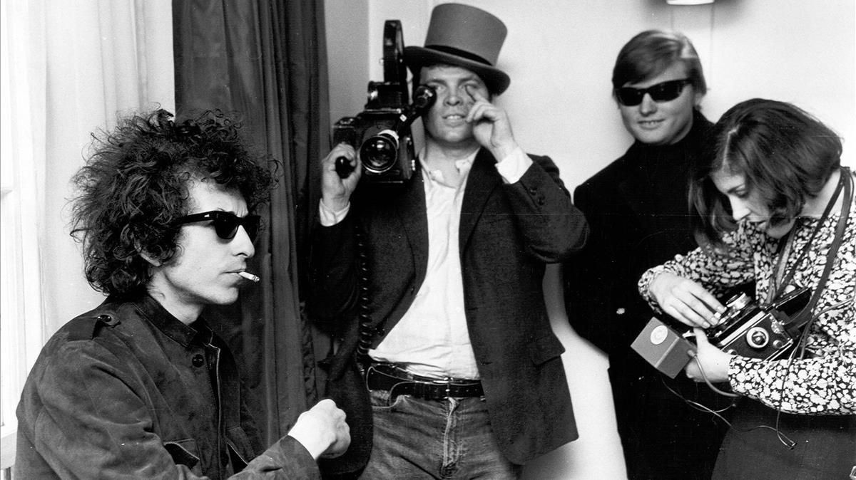 D. A. Pennebaker (con sombrero) y su esposa, Chris Hegedus, con Bob Dylan durante el rodaje de ’Dont look back’. D. A. Pennebaker (con sombrero) y su esposa, Chris Hegedus, con Bob Dylan durante el rodaje de ’Dont look back’.